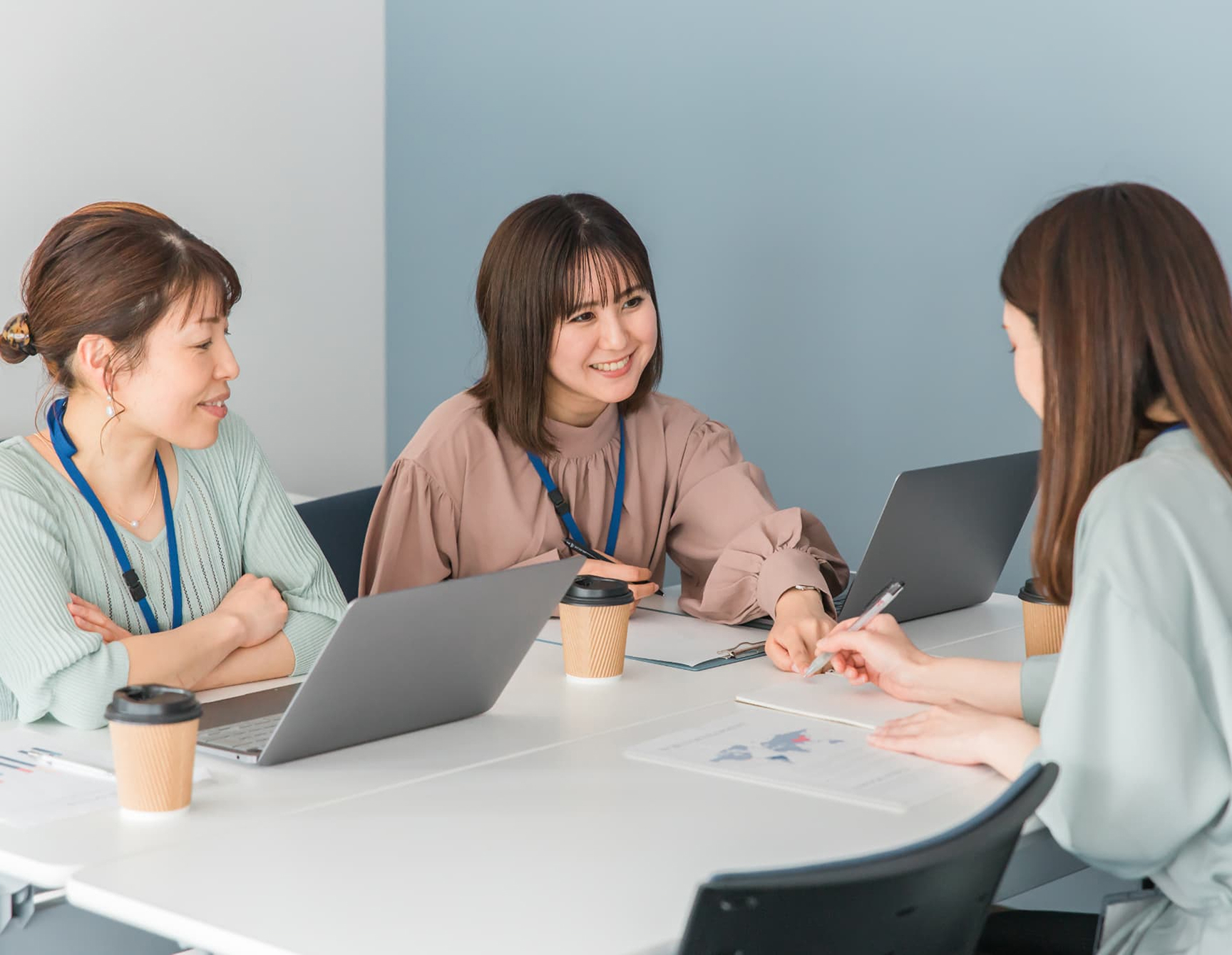 スタッフが打ち合わせをしている様子